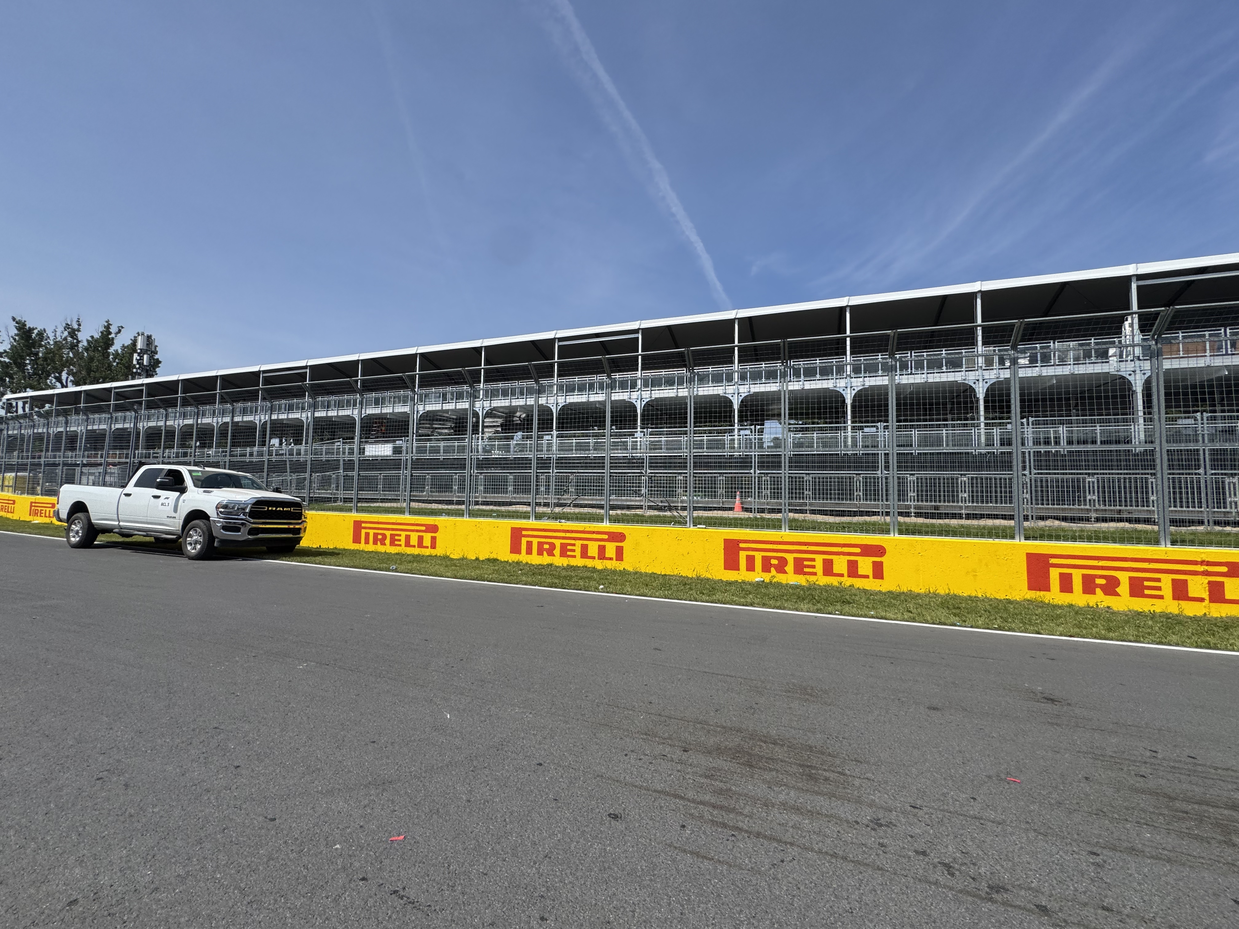 F1赛事幕后：临时建筑如何成为全球体育与品牌体验的核心基础设施